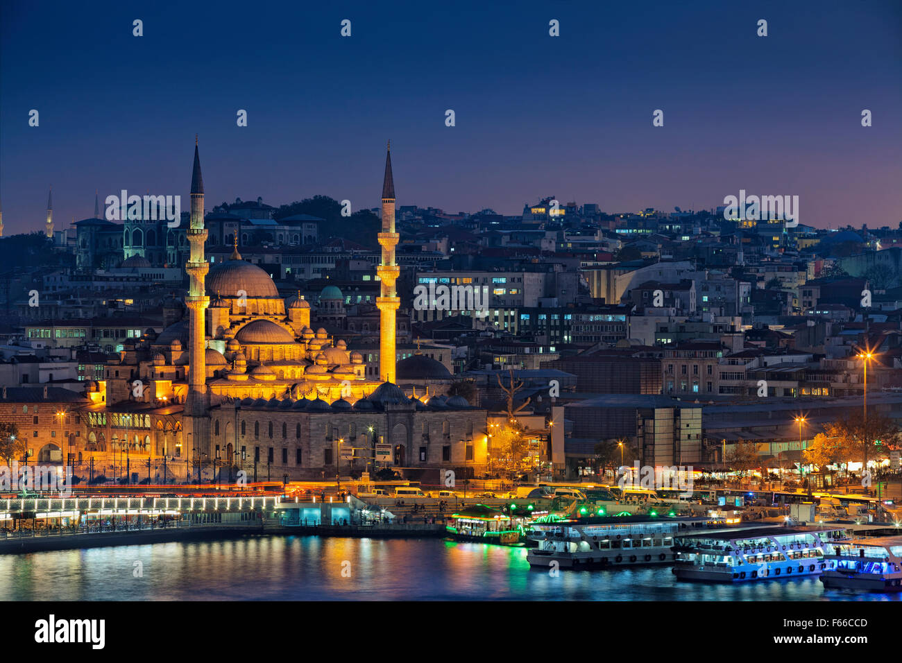 Istanbul. Droit d'Istanbul et la mosquée Yeni Cami pendant le crépuscule heure bleue. Banque D'Images