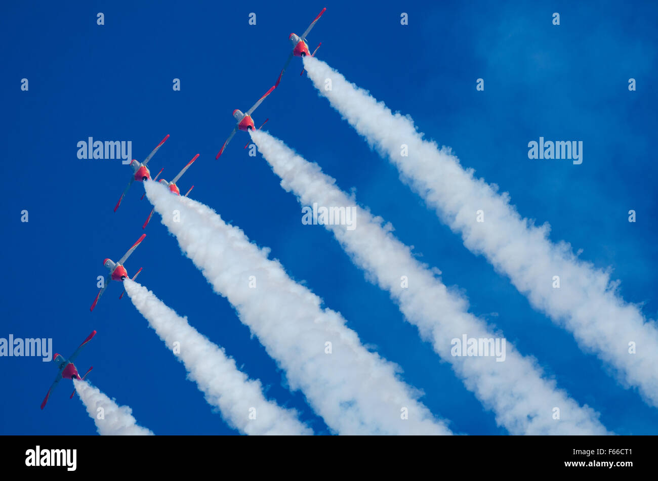 SAN JAVIER, Espagne, 18 octobre 2015 : l'escadron acrobatique de l'armée espagnole Patrulla Aguila effectuer sur leur 30e anniversaire ce Banque D'Images