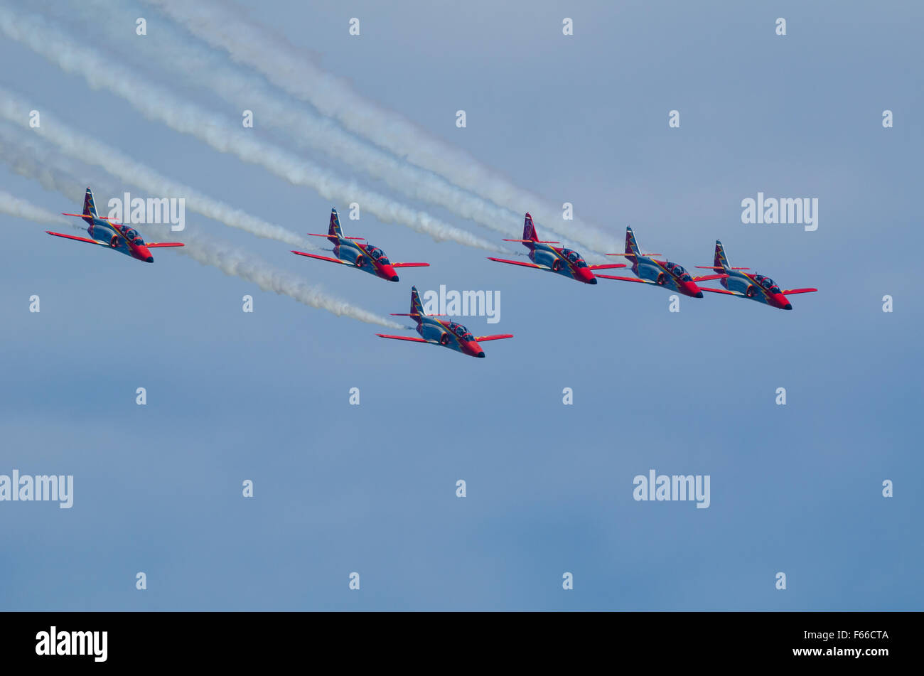 SAN JAVIER, Espagne, 18 octobre 2015 : l'escadron acrobatique de l'armée espagnole Patrulla Aguila effectuer sur leur 30e anniversaire ce Banque D'Images