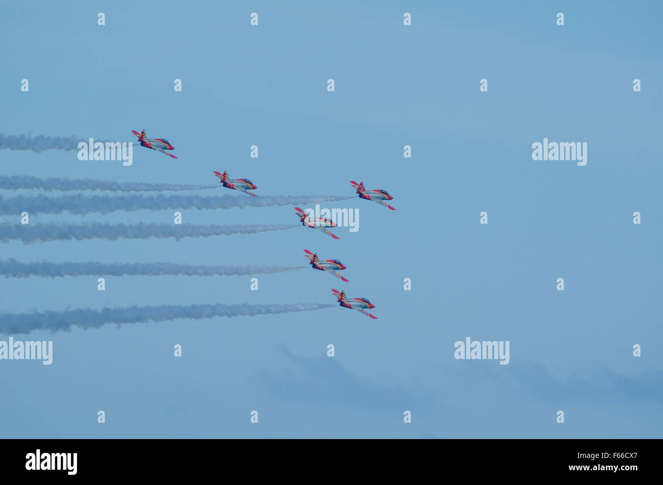 SAN JAVIER, Espagne, 18 octobre 2015 : l'escadron acrobatique de l'armée espagnole Patrulla Aguila effectuer sur leur 30e anniversaire ce Banque D'Images