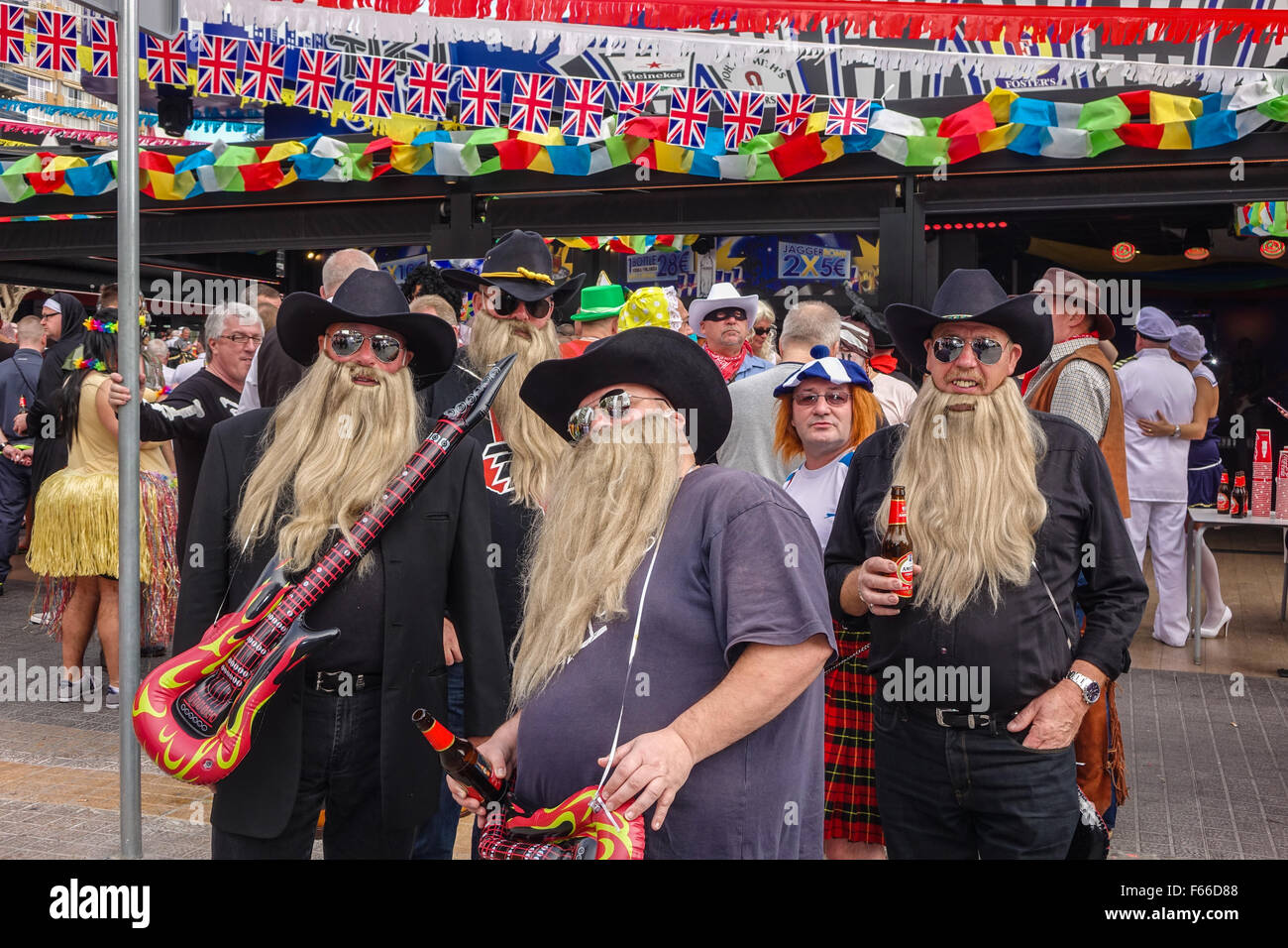 Benidorm, Espagne. 12 novembre, 2015. Environ 40 000 fêtards de la foule, les rues de la nouvelle ville de Benidorm en costume pour le Britannique Fancy Dress Party dans la rue. qui est devenu un événement régulier le jour après la Fiesta espagnole majors. L'on voit ici, quatre hommes habillés comme zz top. Credit : Mick Flynn/Alamy Live News Banque D'Images