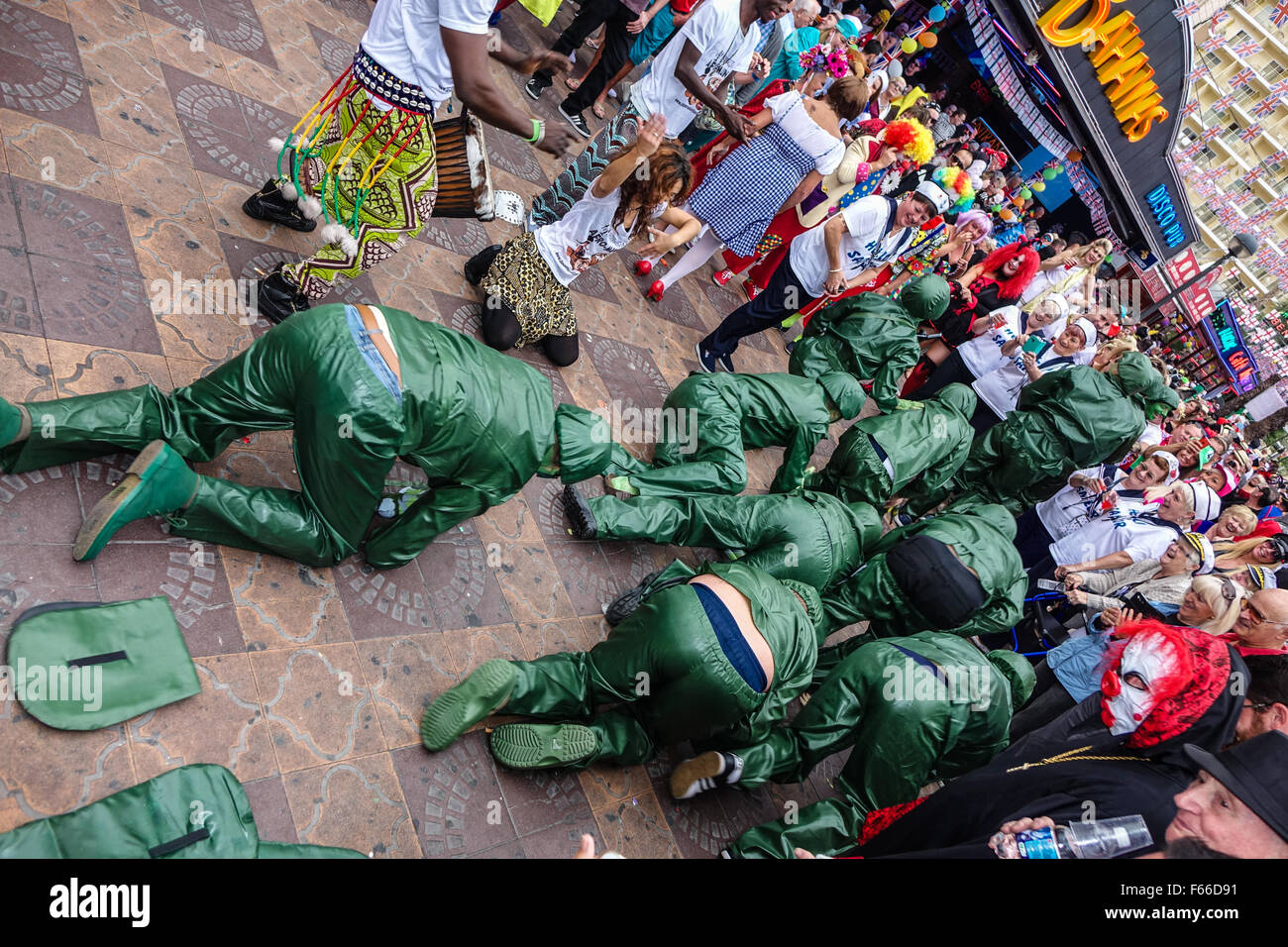 Benidorm, Espagne. 12 novembre, 2015. Environ 40 000 fêtards de la foule, les rues de la nouvelle ville de Benidorm en costume pour le Britannique Fancy Dress Party dans la rue. qui est devenu un événement régulier le jour après la Fiesta espagnole majors. L'on voit ici, de jouets soldats verts ramper sur le sol. Credit : Mick Flynn/Alamy Live News Banque D'Images