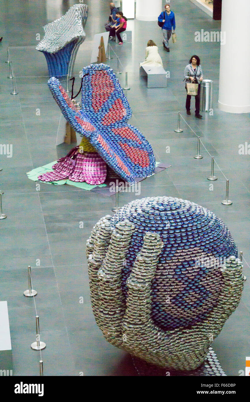 Sculptures dans le 23e concours de design canstruction à new york, vu le vendredi, Novembre 6, 2015, à l'affiche à Brookfield Place. L'architecture et conception de participer à la conception et à la construction de structures géantes faites de boîtes de nourriture. Les boîtes sont donnés à la récolte de la ville à la fin de l'exposition. plus de 100 000 boîtes de conserve ont été recueillies et seront utilisés pour nourrir les indigents au 500, les soupes populaires et les banques alimentaires. (© richard b. levine) Banque D'Images