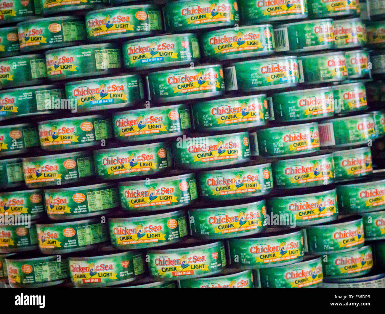 De la mer poulet morceaux de thon dans le 23e Concours de Design Canstruction à New York, vu le vendredi, Novembre 6, 2015, à l'affiche à Brookfield Place dans le Lower Manhattan. Architecture et conception de participer à la conception et à la construction de structures géant fabriqué à partir de boîtes de conserve. Les boîtes sont donnés à la récolte de la ville à la fin de l'exposition. Plus de 100 000 boîtes de conserve ont été recueillies et seront utilisés pour nourrir les indigents au 500, les soupes populaires et les banques alimentaires. (© Richard B. Levine) Banque D'Images