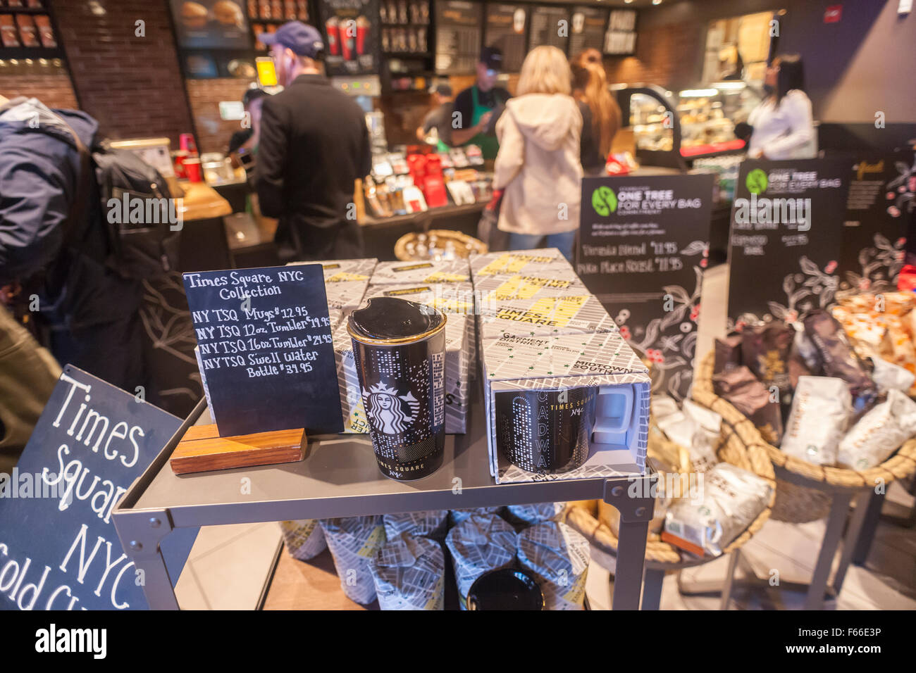 Un café Starbucks Cafe à Times Square à New York le dimanche, Novembre 8, 2015. Un groupe de chrétiens évangéliques est offensé par le retrait de l'«symboles de la saison' à partir de la tasse qui sont juste rouge vert et blanc avec le logo de Starbucks. (© Richard B. Levine) Banque D'Images