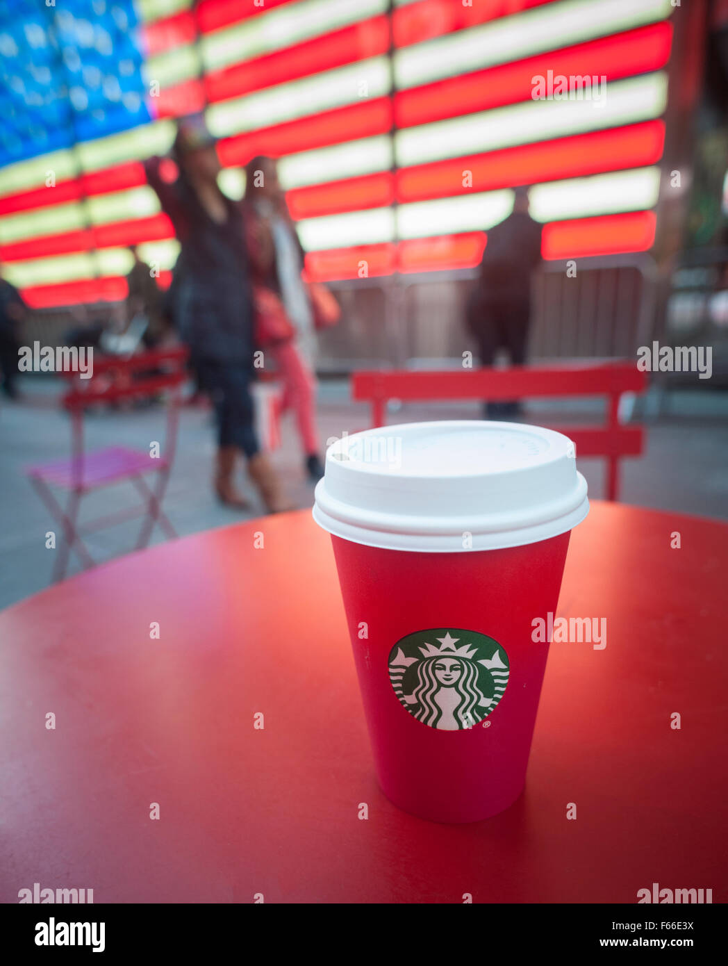 Un thème de Noël Starbucks Coffee cup dimanche à New York, le 8 novembre 2015. Un groupe de chrétiens évangéliques est offensé par le retrait de l'«symboles de la saison' à partir de la tasse qui sont juste rouge vert et blanc avec le logo de Starbucks. (© Richard B. Levine) Banque D'Images