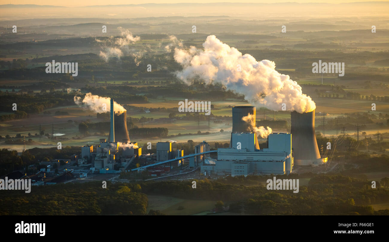 L'usine de charbon, une centrale à charbon dans la lumière du matin, le tabagisme les tours de refroidissement, RWE Power, une ancienne centrale électrique nucléaire Banque D'Images L'usine de charbon, une centrale à charbon dans la lumière du matin, le tabagisme les tours de refroidissement, RWE Power, une ancienne centrale électrique nucléaire Banque D'Images