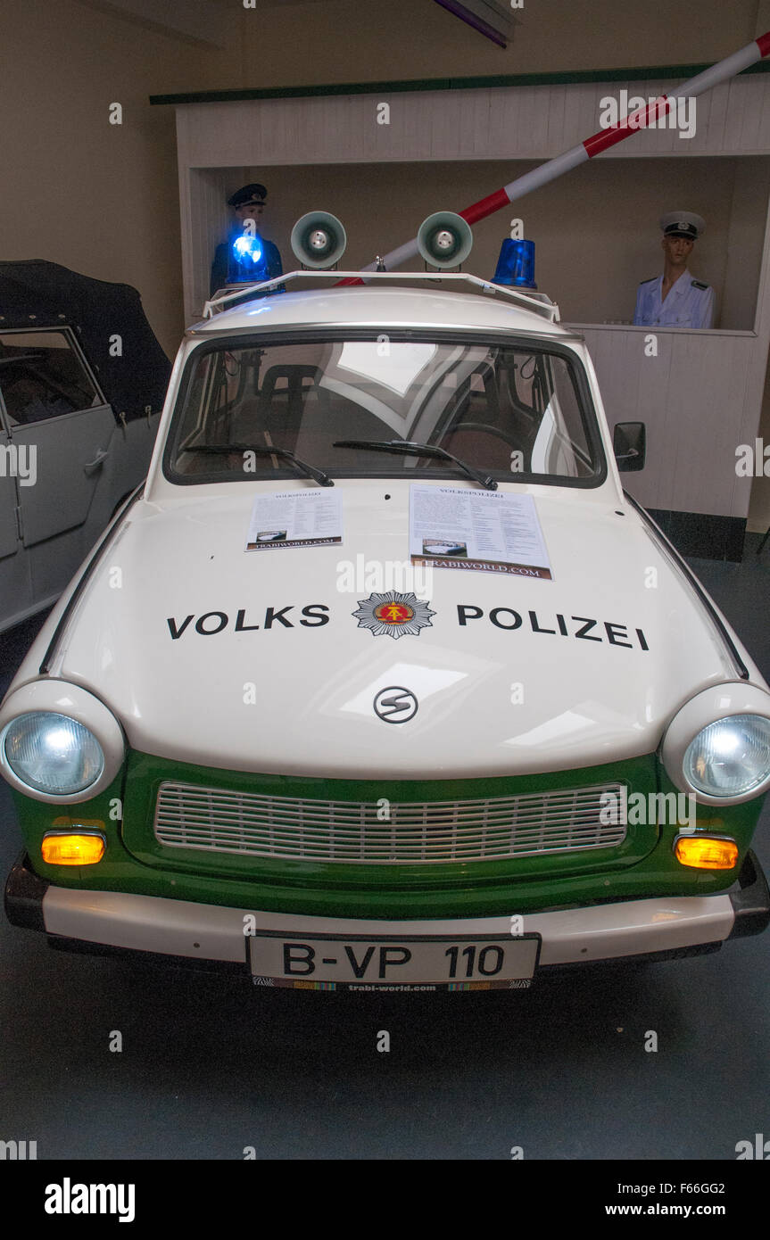'Police' Peuples DDR dans la voiture Trabant Museum à Checkpoint Charlie, Berlin, Allemagne Banque D'Images