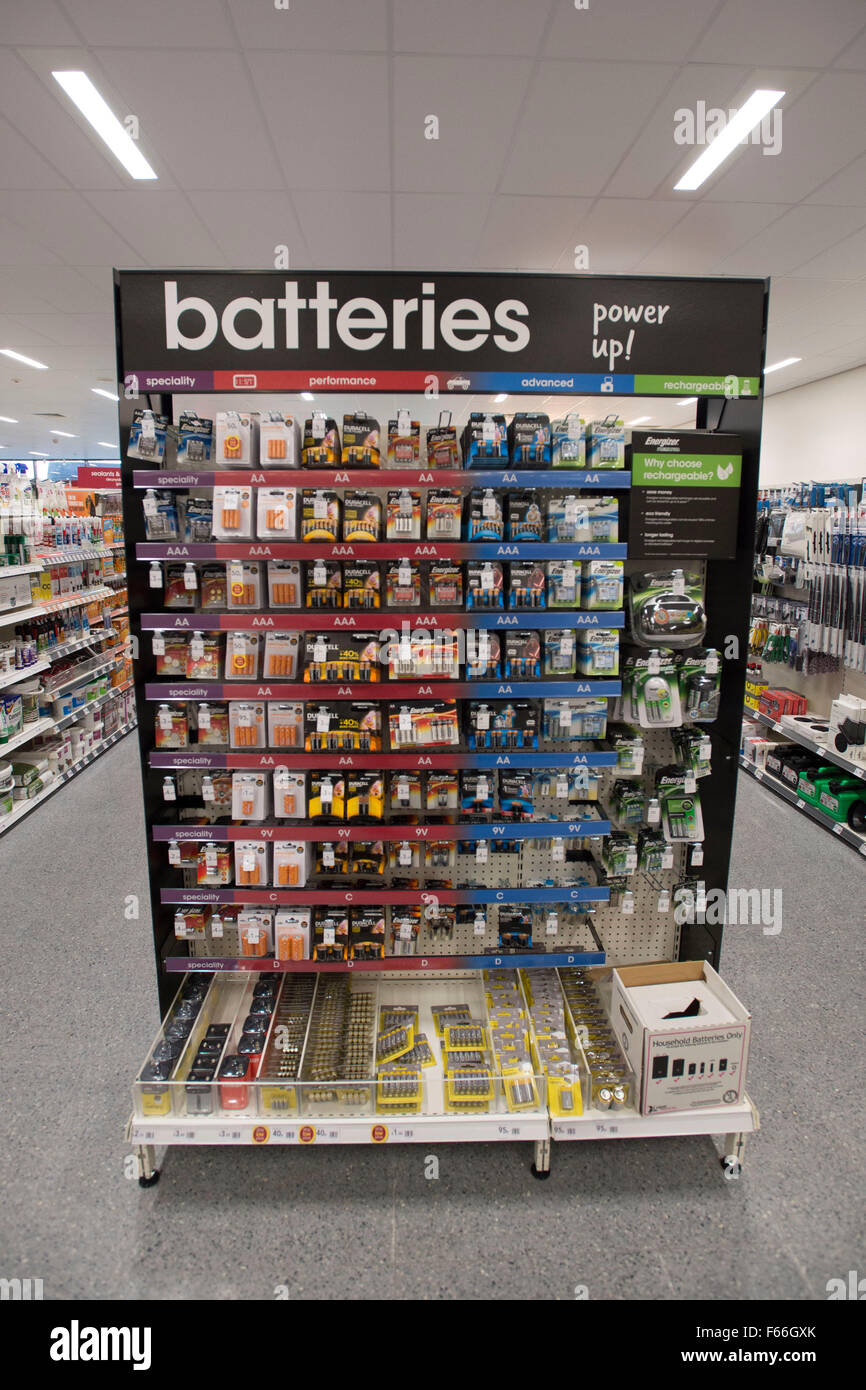 Batteries pour vente sur une étagère dans un magasin de bricolage. Banque D'Images