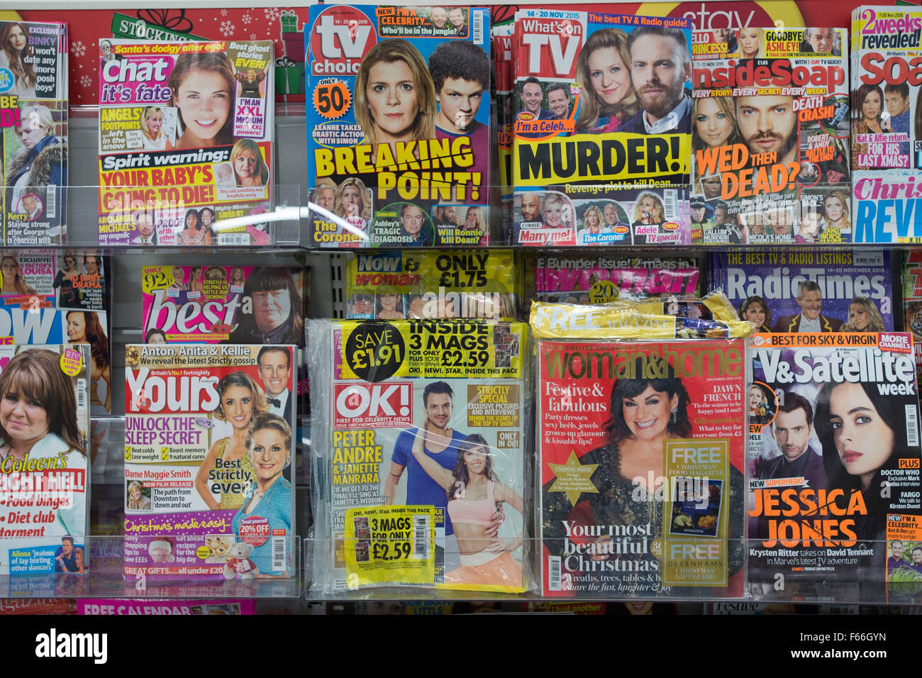 Célébrité et womens magazines en vente sur la grille d'un marchand de magasin. Banque D'Images