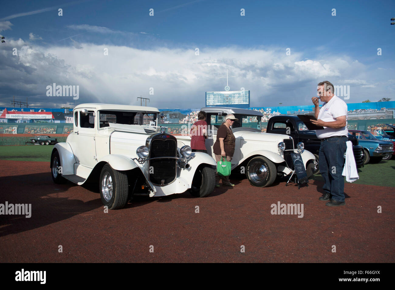 Une voiture classique est une ancienne automobile ; la définition exacte varie à travers le monde. Le thème commun est d'une ancienne voiture avec eno Banque D'Images