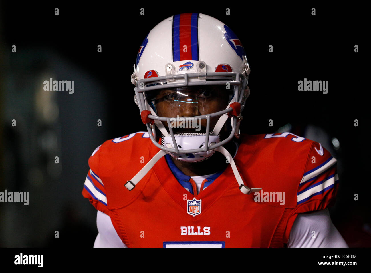 East Rutherford, New Jersey, USA. 12Th Nov, 2015. Buffalo Bills quarterback Tyrod Taylor (5) prend le terrain pendant l'échauffement avant le match de la NFL entre les Bills de Buffalo et les Jets de New York au Stade MetLife à East Rutherford, New Jersey. Christopher Szagola/CSM/Alamy Live News Banque D'Images