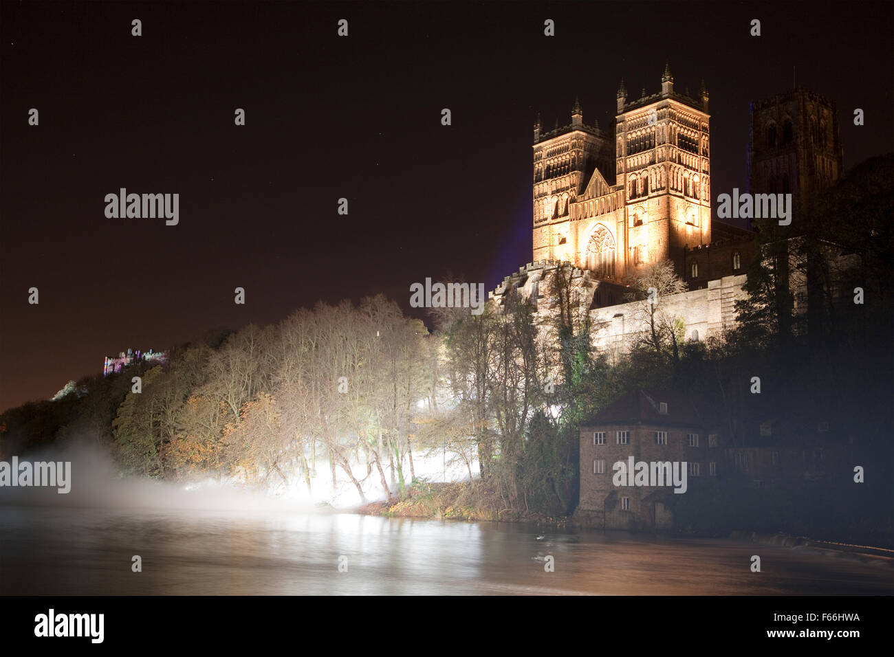 Durham, Royaume-Uni. 12 novembre, 2015. Fogscape par Fujiko Nakaya,. Brume lumineuse dérive vers le bas de la colline de la cathédrale de Durham à la rivière l'usure. L'un de l'affichage lumineux visibles lors de la tenue de lumiere Durham 2015 12th-15th November. Credit : AC Images/Alamy Live News Banque D'Images