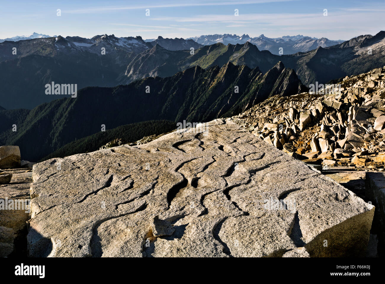 WA10960-00...WASHINGTON - structures et textures sur les Fissures et fractures de la roche granitique sur le lac caché des pics. Banque D'Images