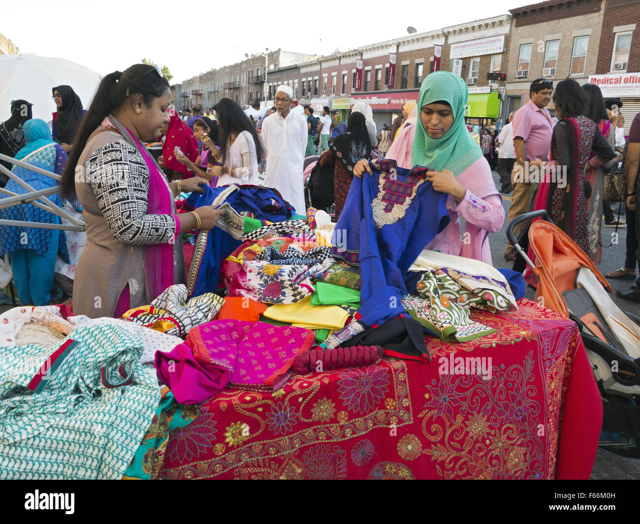 Les femmes du Bangladesh à foire de rue et festival à 'Little Bangladesh,' dans la section de Kensington, Brooklyn, New York Banque D'Images