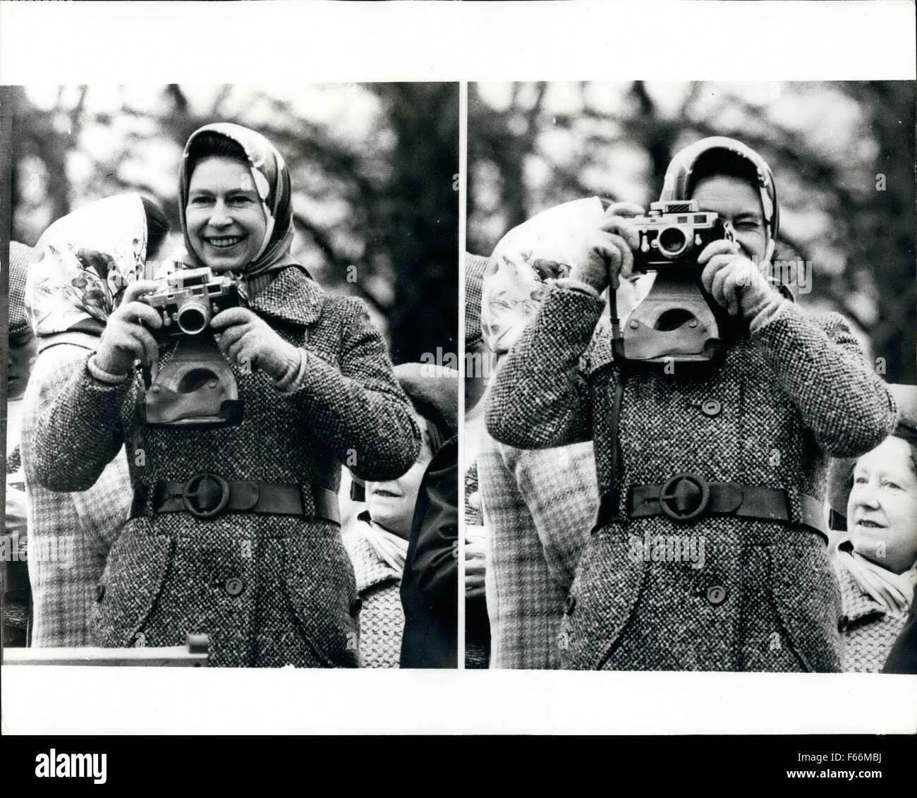 1960 - Royal le plus souvent, SA MAJESTÉ LA REINE ELIZABETH II est l'objet de l'objectif de l'appareil - mais ici elle est évidemment profiter de prendre ses propres photos aux trois jours d'équitation de Badminton auquel elle a assisté, avec d'autres membres de la famille royale. © Keystone Photos USA/ZUMAPRESS.com/Alamy Live News Banque D'Images