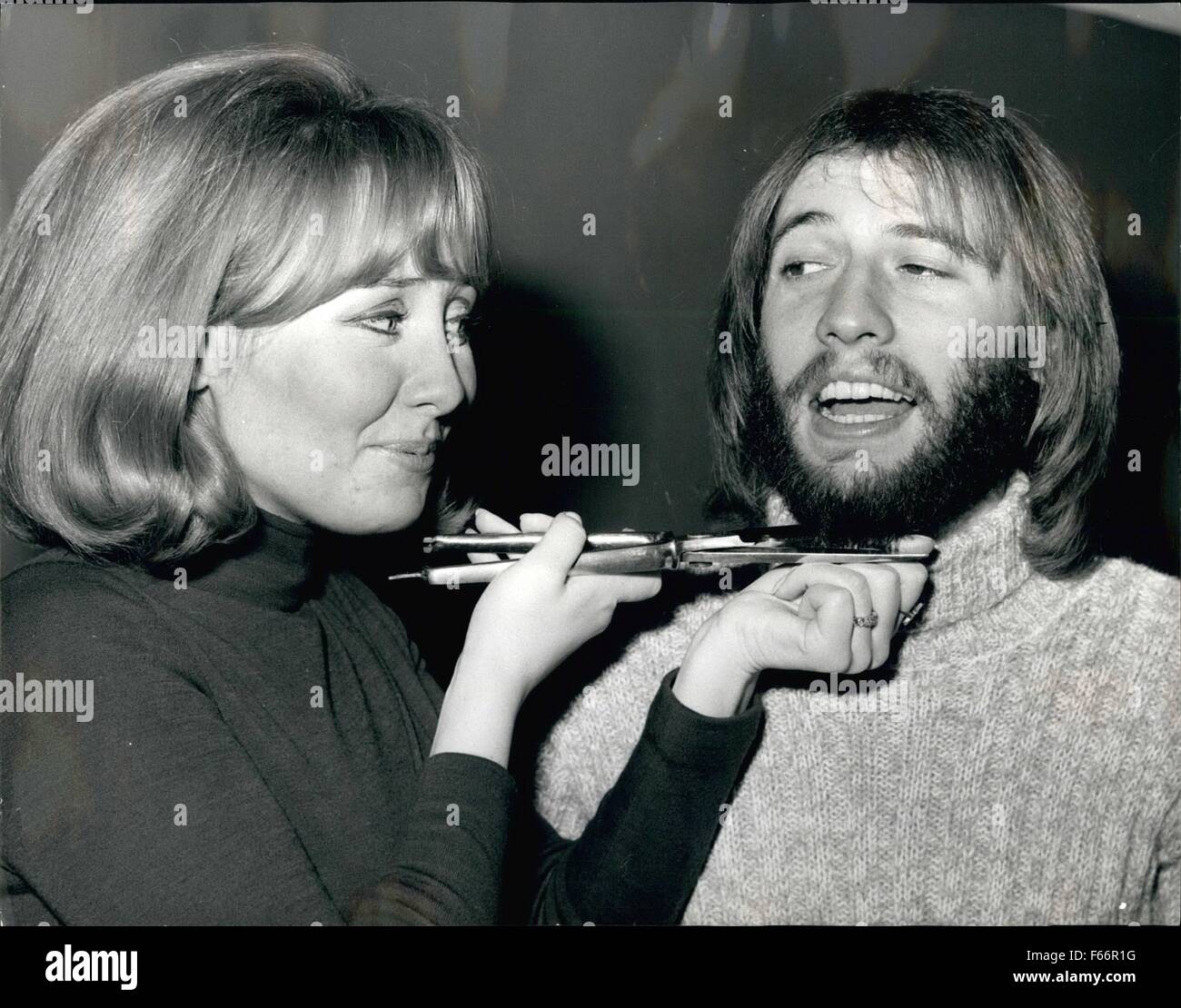 1970 - Maurice Gibb remporte une étape Rôle - mais perd sa barbe : c'est une chose que la chance d'étoile dans une nouvelle comédie musicale, mais pour 20 ans Maurice Gibb, mari de la pop star Lulu - c'est une décote drastique et sa barbe a obtenu d'aller. Si Maurice a décidé que si quelqu'un allait rasera sa barbe - une opération douloureuse dans le meilleur des cas - il serait sa femme. ''Lulu est autant attaché à ma barbe que je suis, c'est donc une perte pour nous deux, '' dit Maurice. ''Je ne voulais pas aller à la boutique de barbier, j'ai donc demandé à lu pour le travail bénévole. ''Alors, dès que je peux, je vais re-pousser elle''. Banque D'Images