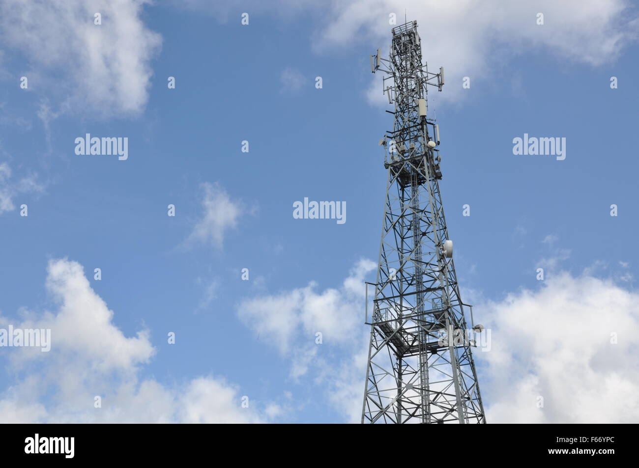 Tour de télécommunication contre ciel nuageux Banque D'Images