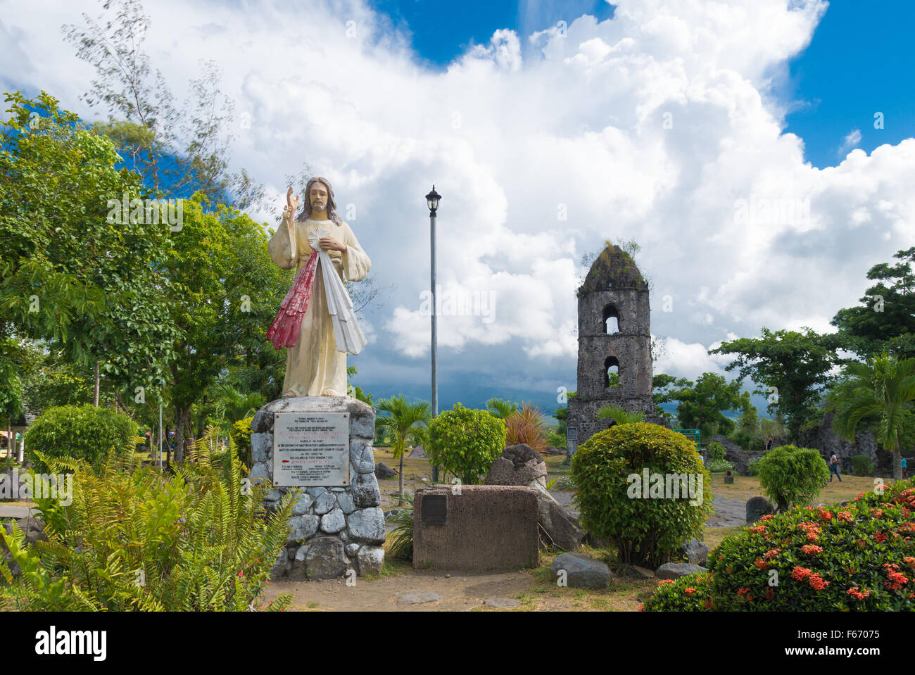 Sculpture de Jésus en face de l'Cagsawa ruines, les vestiges d'une église franciscaine du 18ème siècle, construit en 1724 et détruit par Banque D'Images