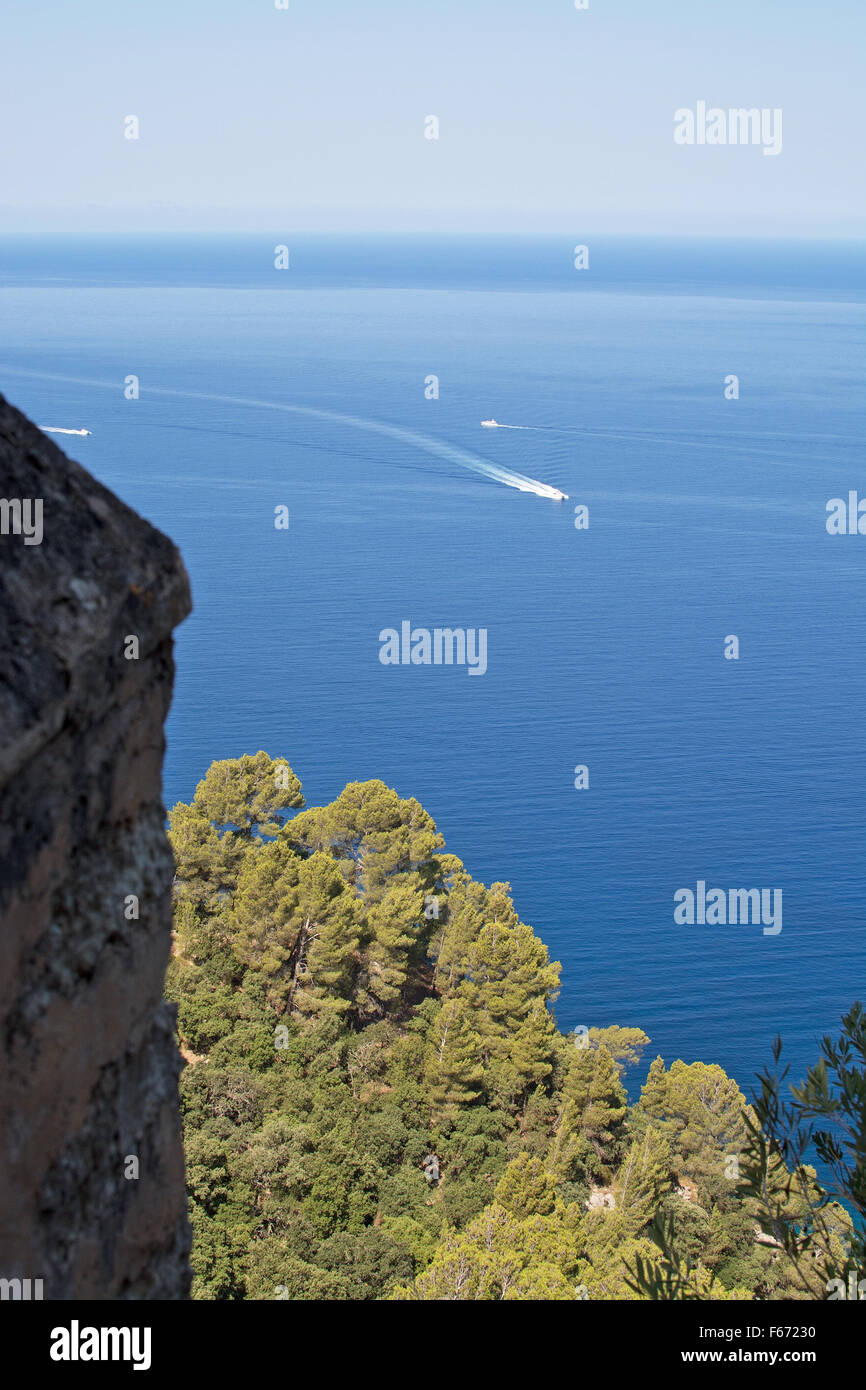 Côte de Majorque vue horizon avec mur de pierres sèches, de premier plan et d'arbre des bateaux. Banque D'Images
