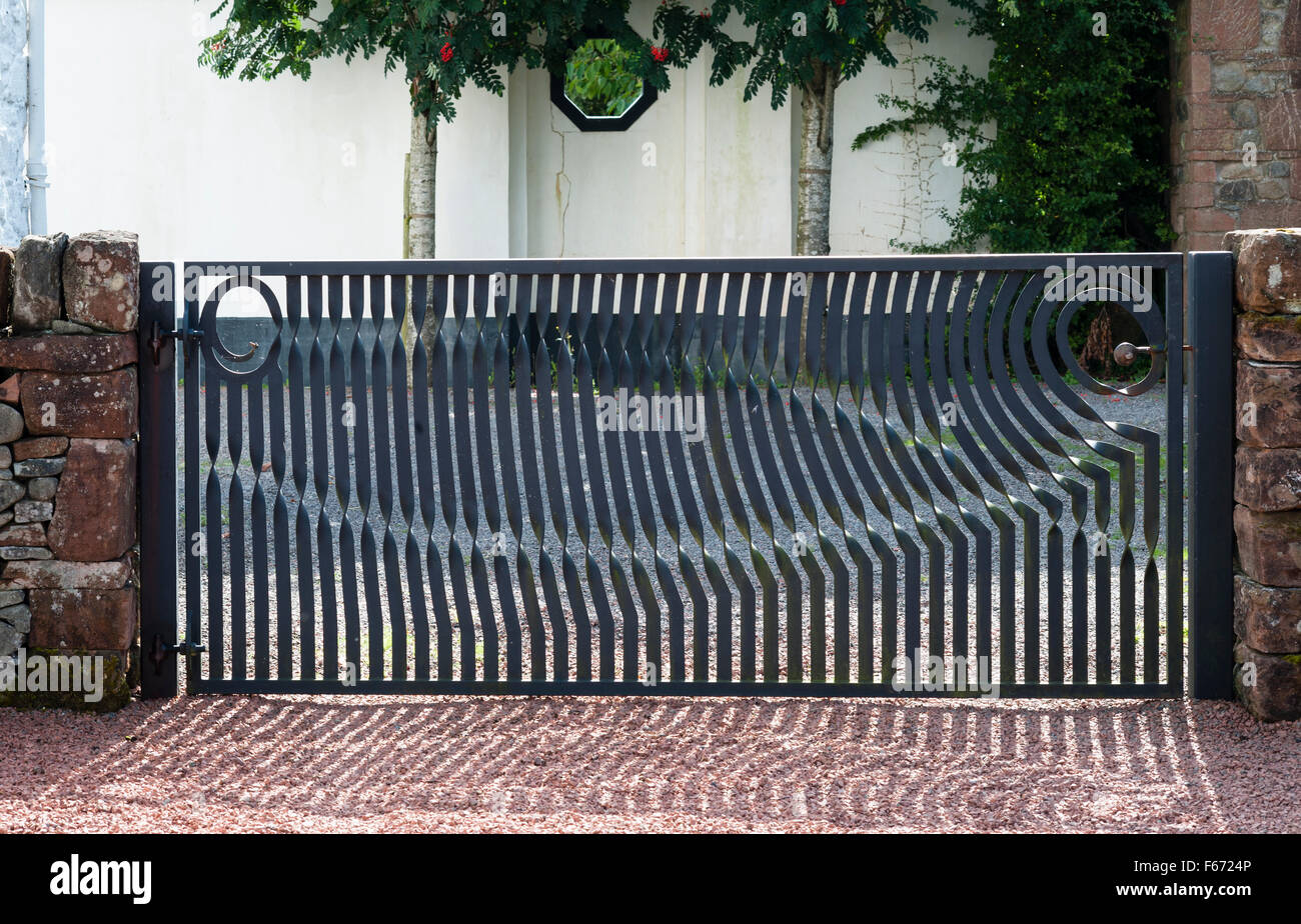 Le jardin de la spéculation cosmique, Dumfries, Ecosse, par Charles Jencks et Maggie Keswick. Une porte représentant les ondes soliton Banque D'Images