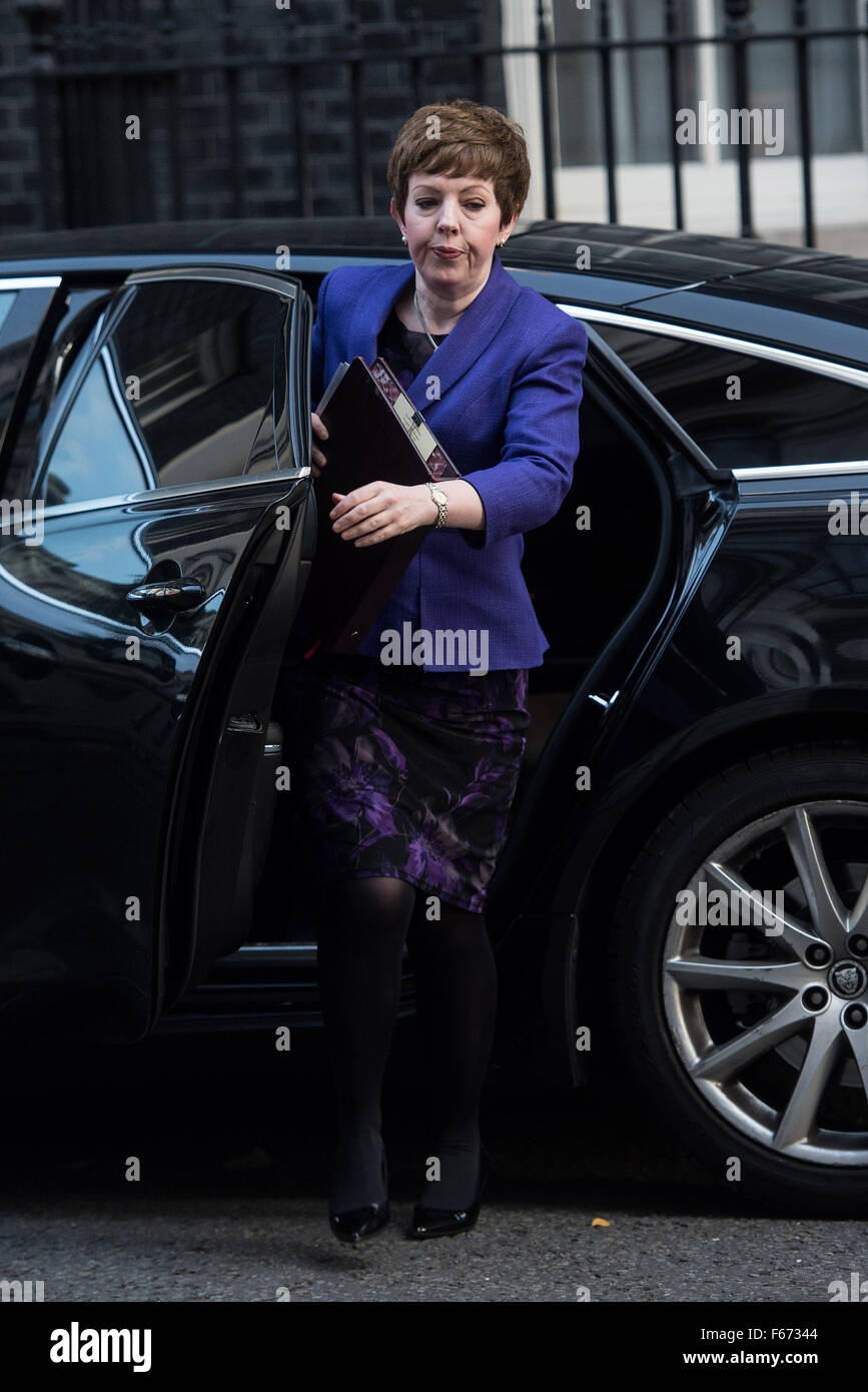 Ministres de participer à une réunion du Cabinet au 10 Downing Street comprend : la baronne Stowell Où : London, Royaume-Uni Quand : 13 Oct 2015 Banque D'Images