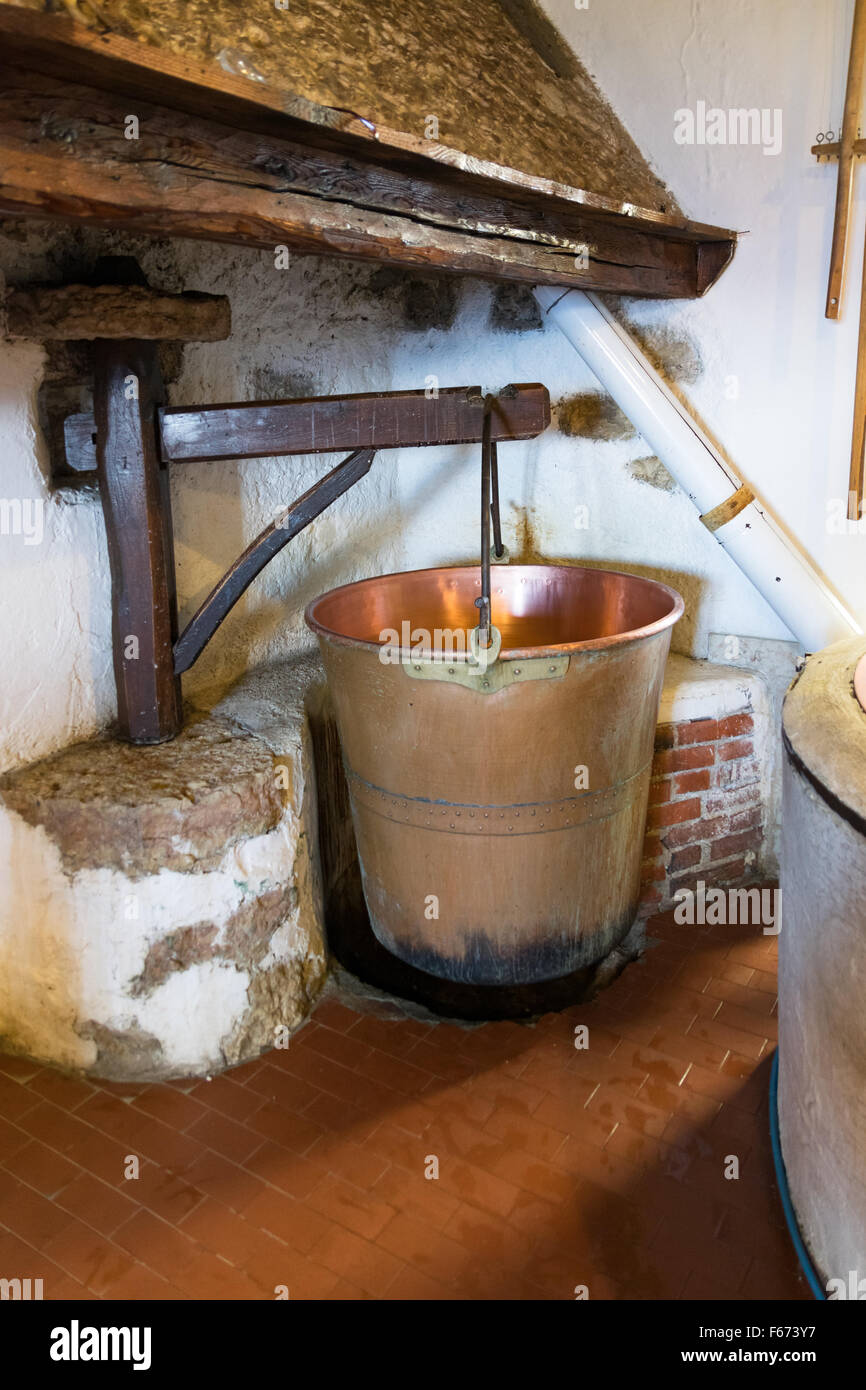 Marmite en cuivre sous lequel un feu est allumé, utilisé pour produire le fromage ricotta. Banque D'Images