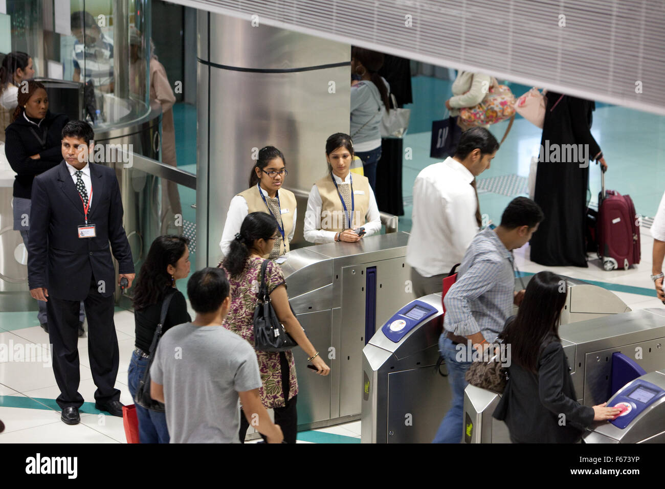 Le personnel participant à la station de métro de Dubaï au public Banque D'Images