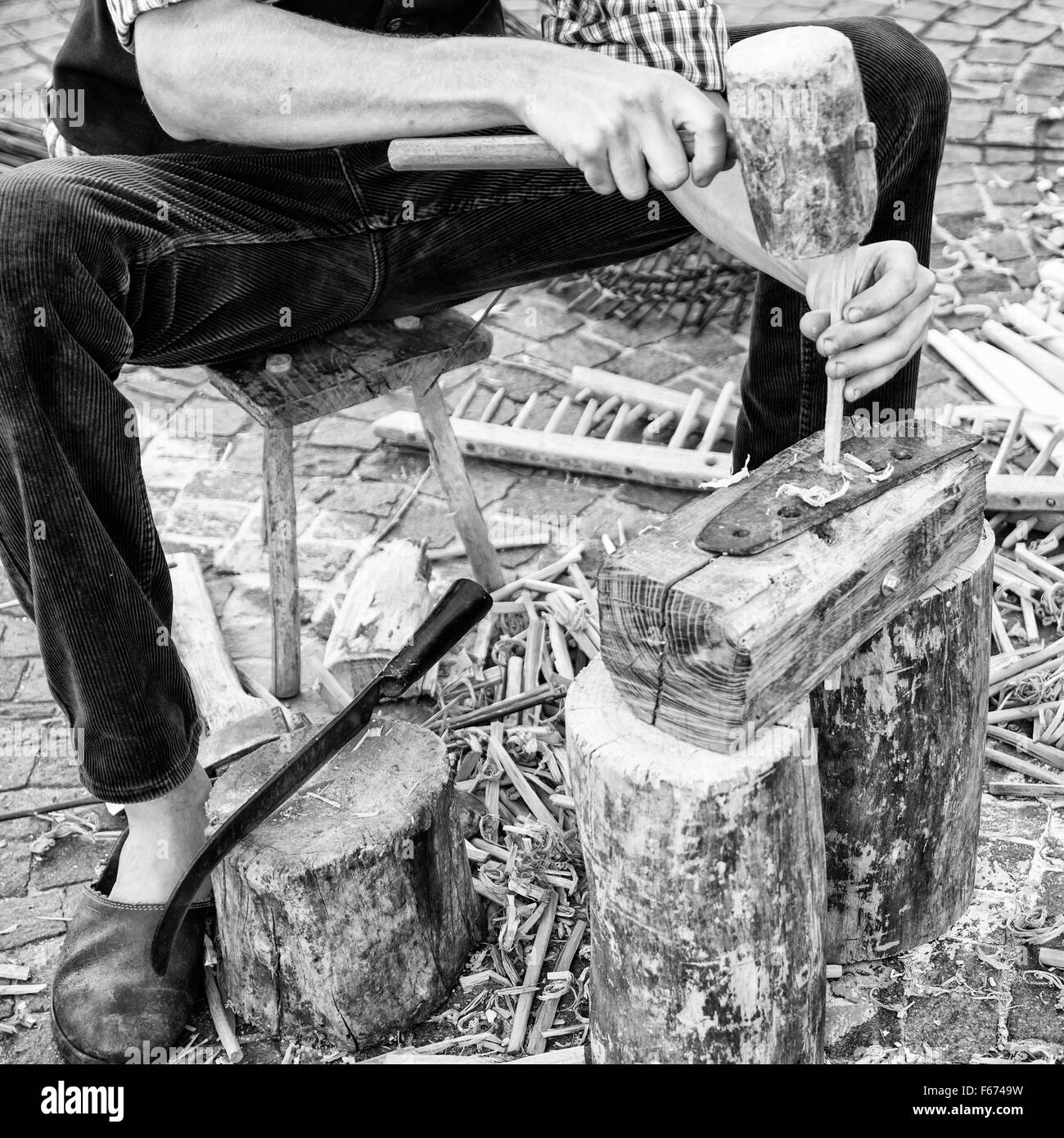 Artisan en bois construit pour recueillir les râteaux à foin après la tonte. Banque D'Images
