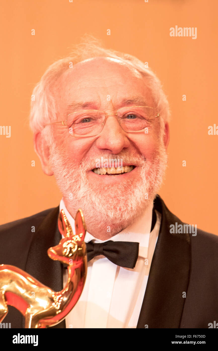 Dieter Hallervorden gagnants pose à la commission au cours de l'Bambi Prix 2015 au théâtre à Berlin, Allemagne, le 12 novembre 2015. Photo : Hubert Boesl/DPA - AUCUN FIL SERVICE - Banque D'Images