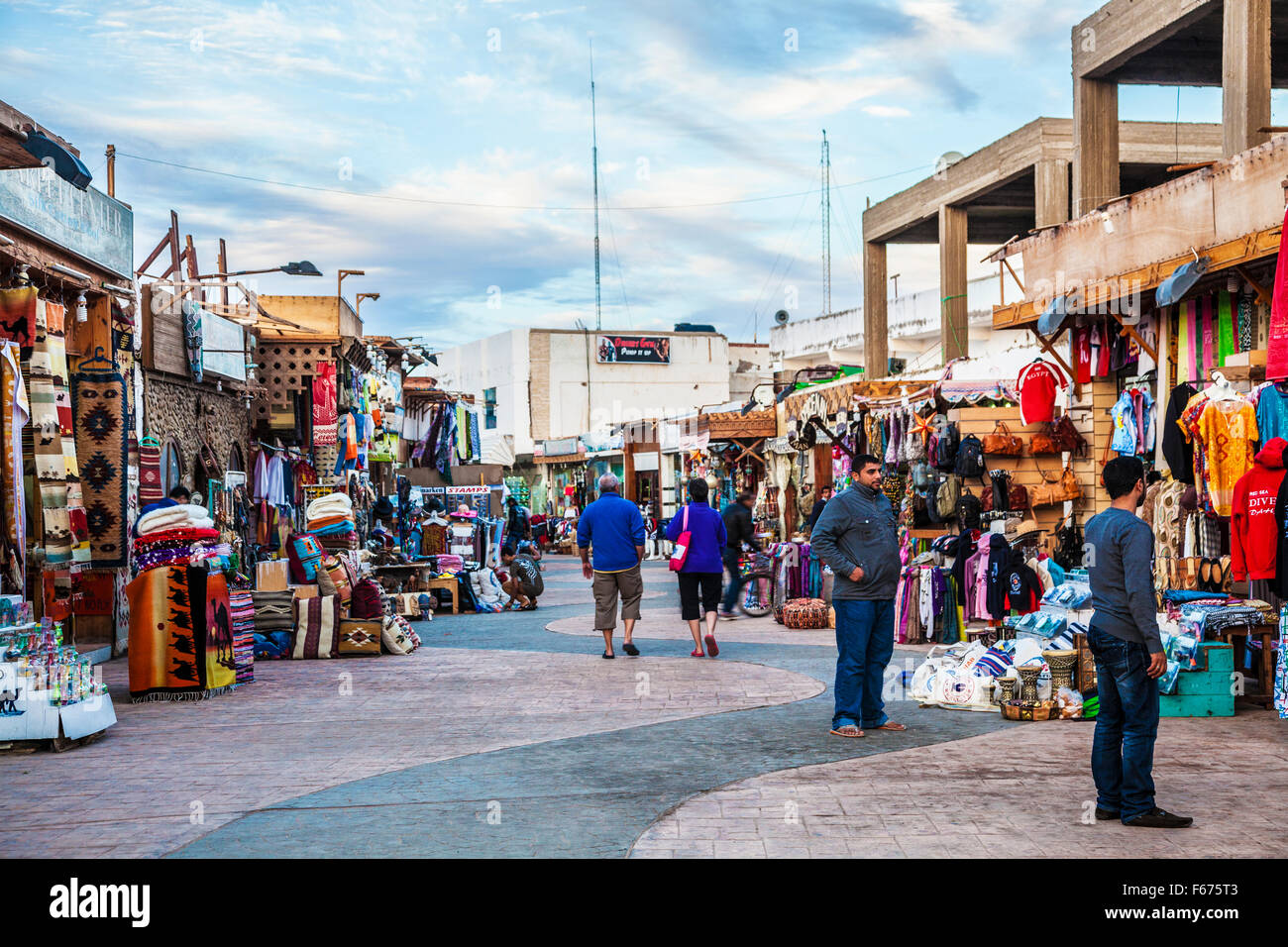 Plein de boutiques de souvenirs pour touristes le long de la rue principale de Dahab, Egypte. Banque D'Images