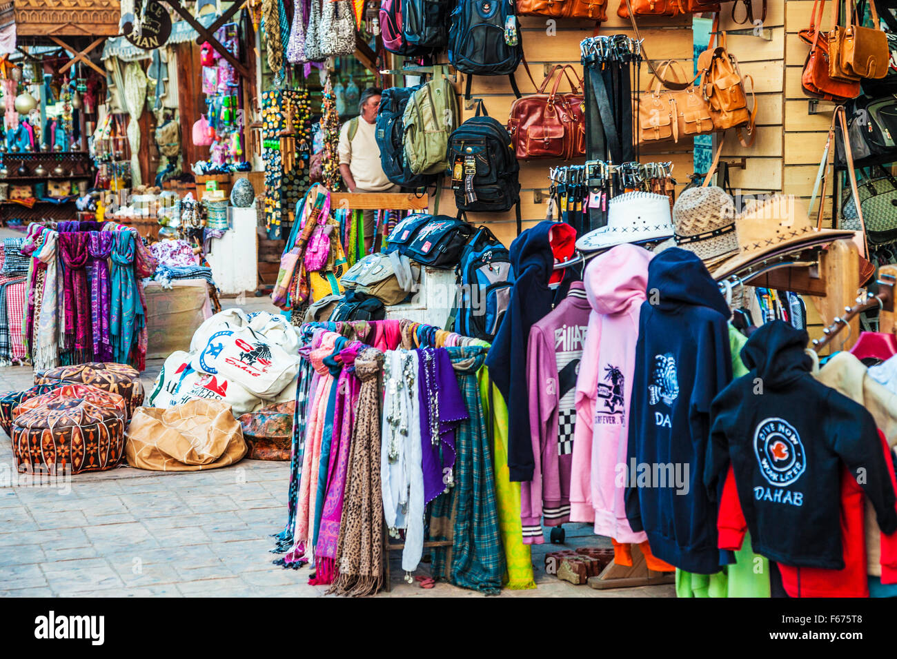 Vêtements, Sacs et souvenirs de voyage à Dahab, Egypte. Banque D'Images