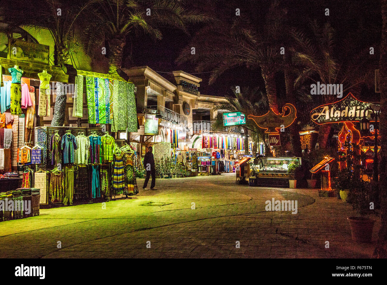 Rue principale de boutiques de souvenirs et des restaurants de nuit à Dahab, Egypte. Banque D'Images