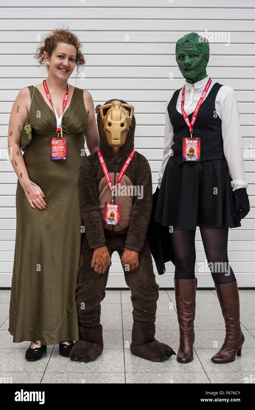 Londres, Royaume-Uni. 13 novembre 2015. Une famille habillé en (G à D) River Song, Cyber-Chien et Madame Vestra sont parmi les fans se rassemblent à l'Excel Centre pour l'ouverture des trois jours Médecin qui Festival. L'événement est une célébration de toutes les choses Médecin qui - à partir de costumes, dans les coulisses, de monstres et bien plus encore. Crédit : Stephen Chung / Alamy Live News Banque D'Images