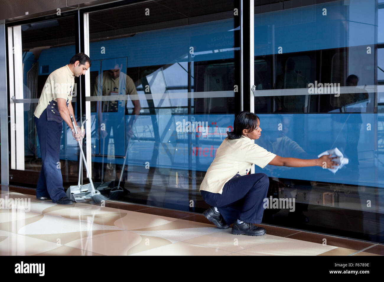 Métro de Dubaï au personnel de nettoyage. Banque D'Images