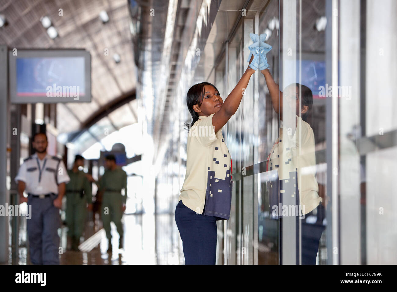 Métro de Dubaï au personnel de nettoyage. Banque D'Images