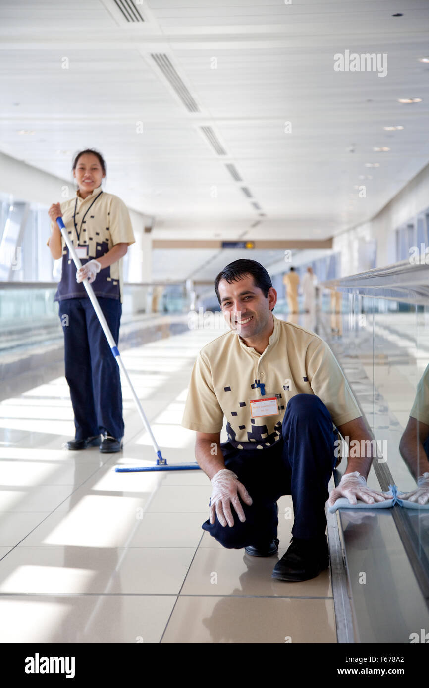 Métro de Dubaï au personnel de nettoyage. Banque D'Images