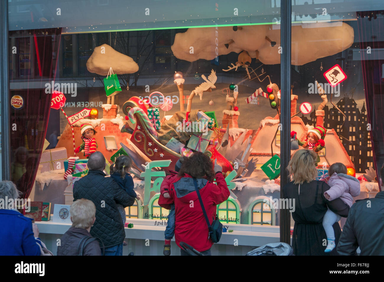 Les familles à la recherche d'affichage à Noël la vitrine Fenwick Newcastle Upon Tyne, England, UK Banque D'Images