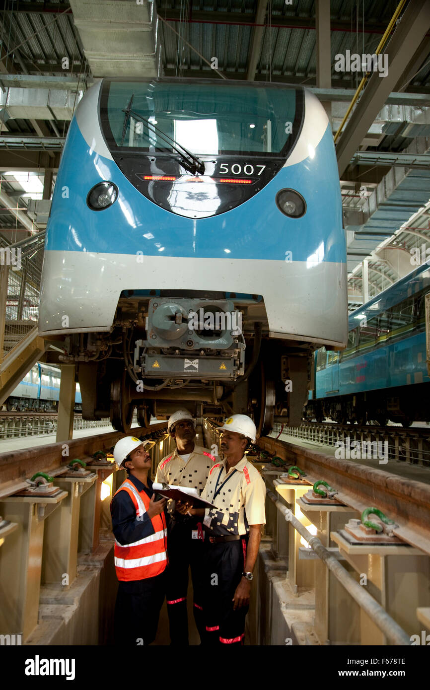 Les ingénieurs travaillant sous le tube en train métro de Dubaï Banque D'Images