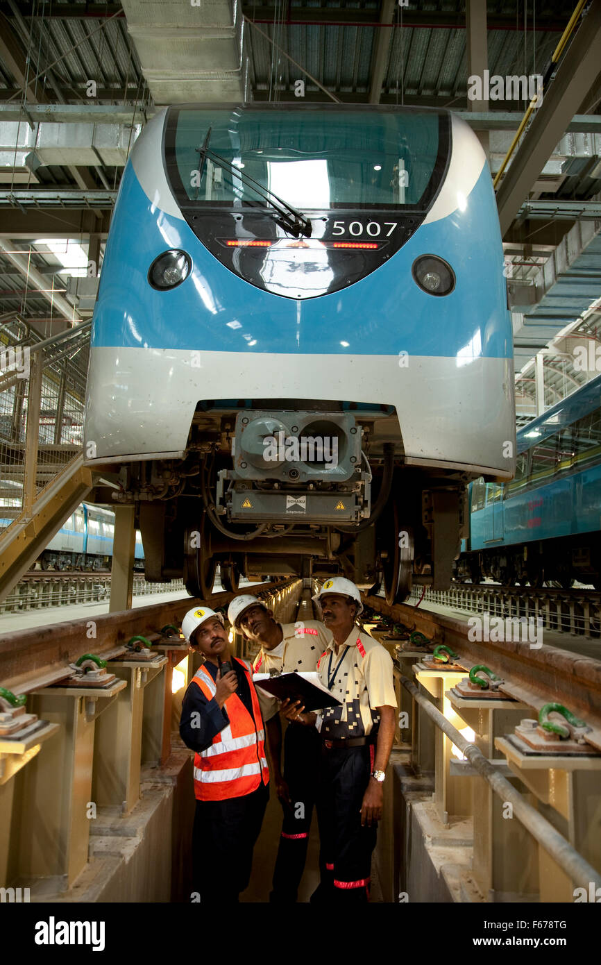 Les ingénieurs travaillant sous le tube en train métro de Dubaï Banque D'Images