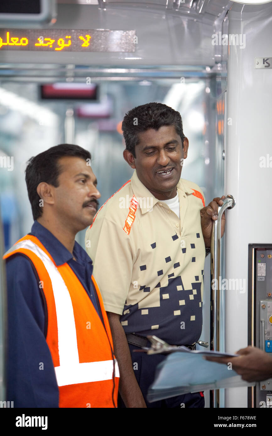 Le personnel d'ingénierie sur métro de Dubaï Banque D'Images
