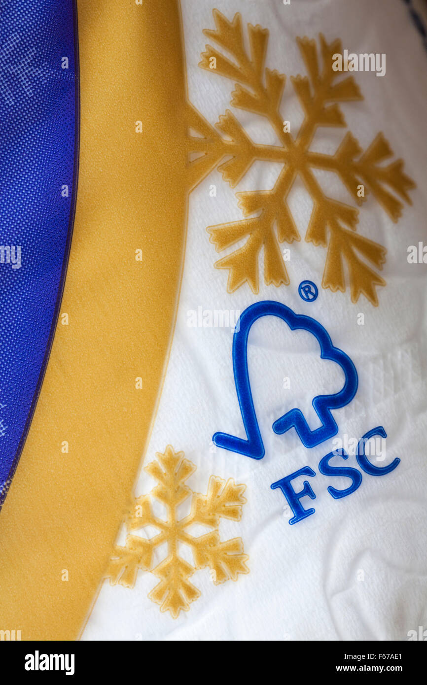 Logo FSC sur pack de rouleaux de papier toilette matelassé en velours Banque D'Images