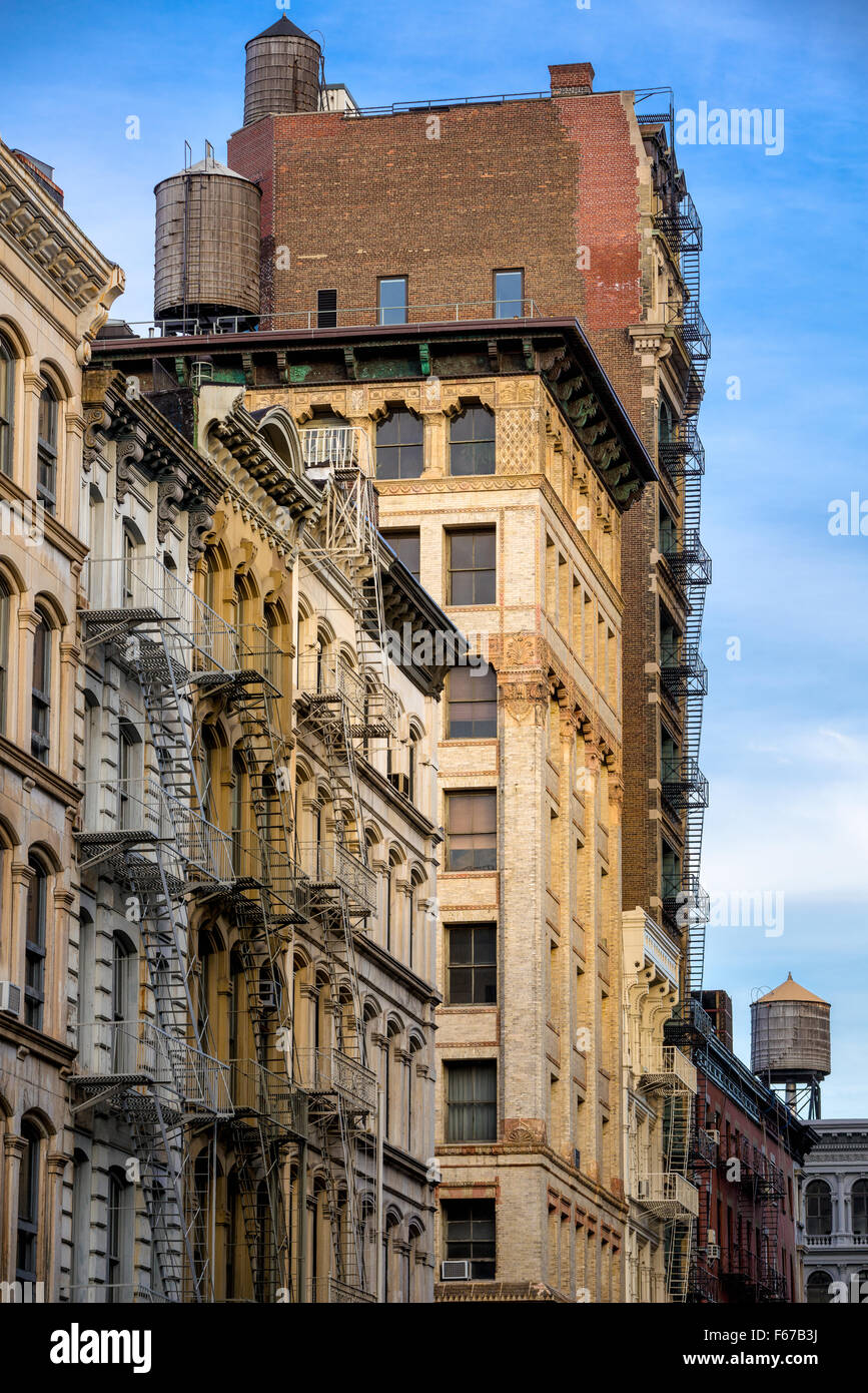 Loft de Soho bâtiments avec un escalier de secours et les châteaux d'eau sur Broome Street, Manhattan, New York. Banque D'Images