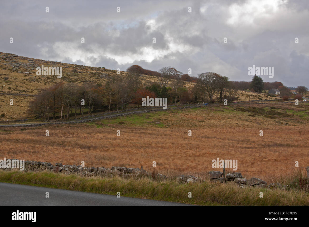 Des nuages sombres se sont réunis au-dessus de la route A386 qui traverse le parc national du Dartmoor, dans le Devon (Angleterre) Banque D'Images