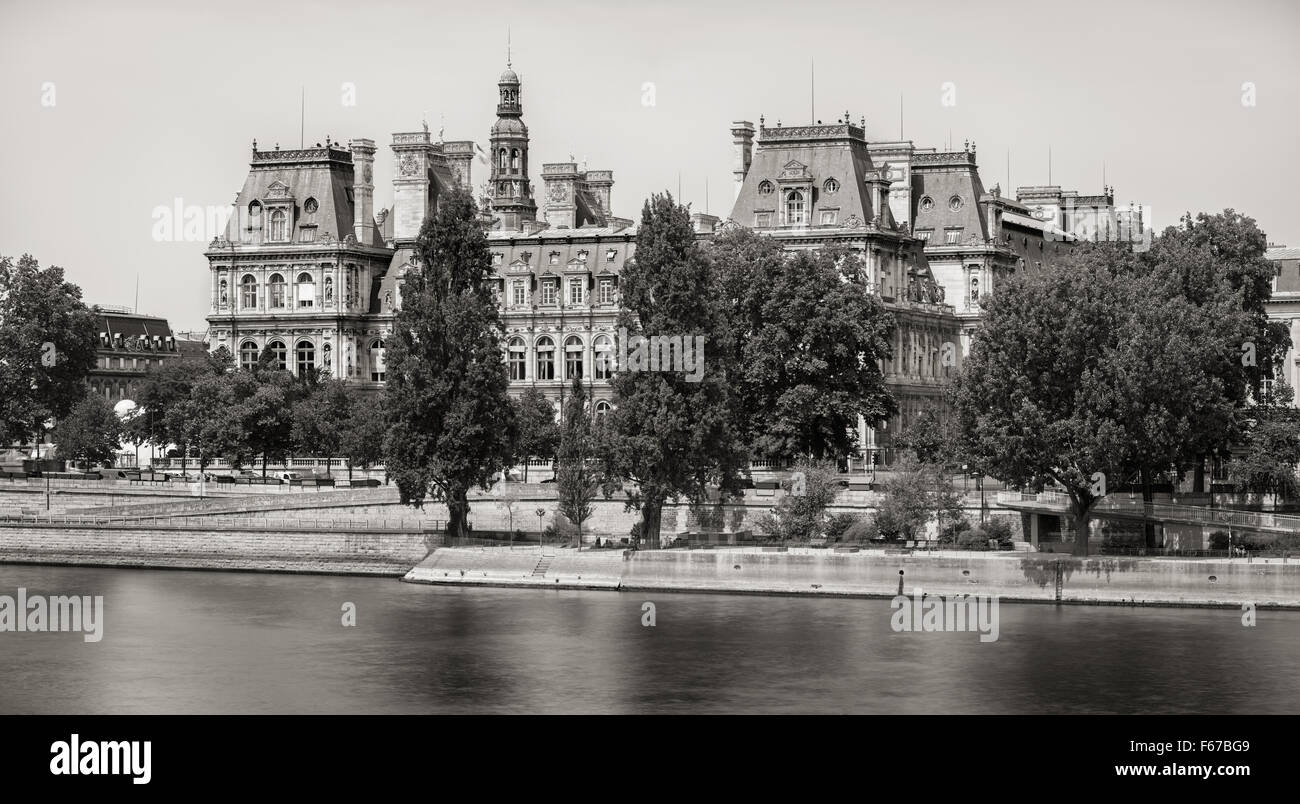 Noir et blanc (look vintage) vue de la façade sud de l'Hôtel de Ville de Paris à partir de la Seine, Rive Droite, 75004, France Banque D'Images