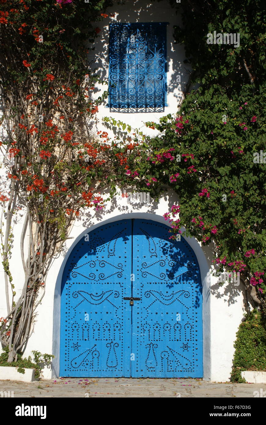 Porte et fenêtre bleu décoratif, Sidi Bou Saïd, Tunisie Banque D'Images