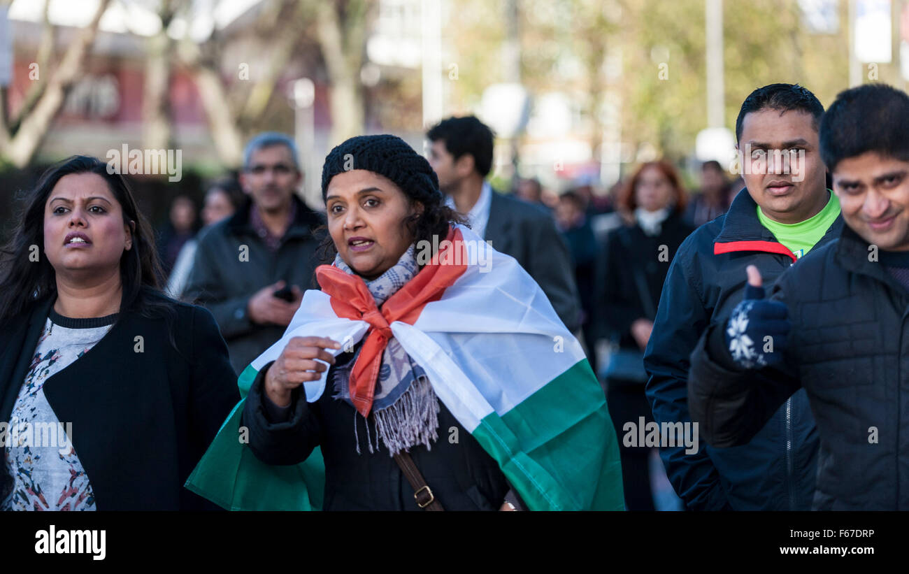 Londres, Royaume-Uni. 13 novembre 2015. Plus de 55 000 Indiens britanniques arrivent au stade de Wembley pour assister à un événement en l'honneur du Premier Ministre indien, Shri Narendra Modi. L'événement est planifié d'avoir vivre sur scène, un discours prononcé par M. Modi suivi d'un feu d'artifice. Crédit : Stephen Chung / Alamy Live News Banque D'Images