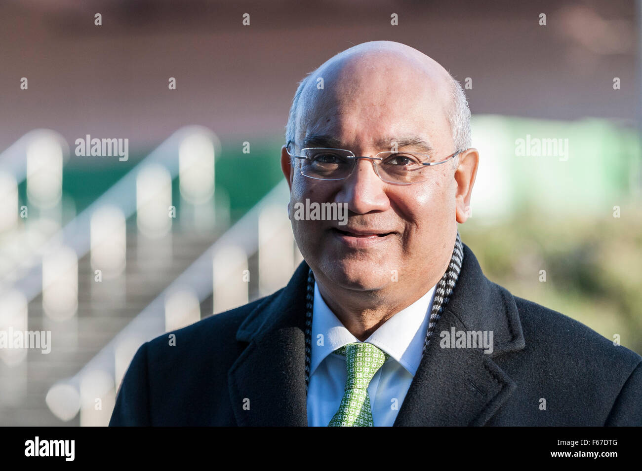 Londres, Royaume-Uni. 13 novembre 2015. Keith Vaz MP est parmi les 55 000 Indiens britanniques arrivant au Stade de Wembley pour assister à un événement en l'honneur du Premier Ministre indien, Shri Narendra Modi. L'événement est planifié d'avoir vivre sur scène, un discours prononcé par M. Modi suivi d'un feu d'artifice. Crédit : Stephen Chung / Alamy Live News Banque D'Images