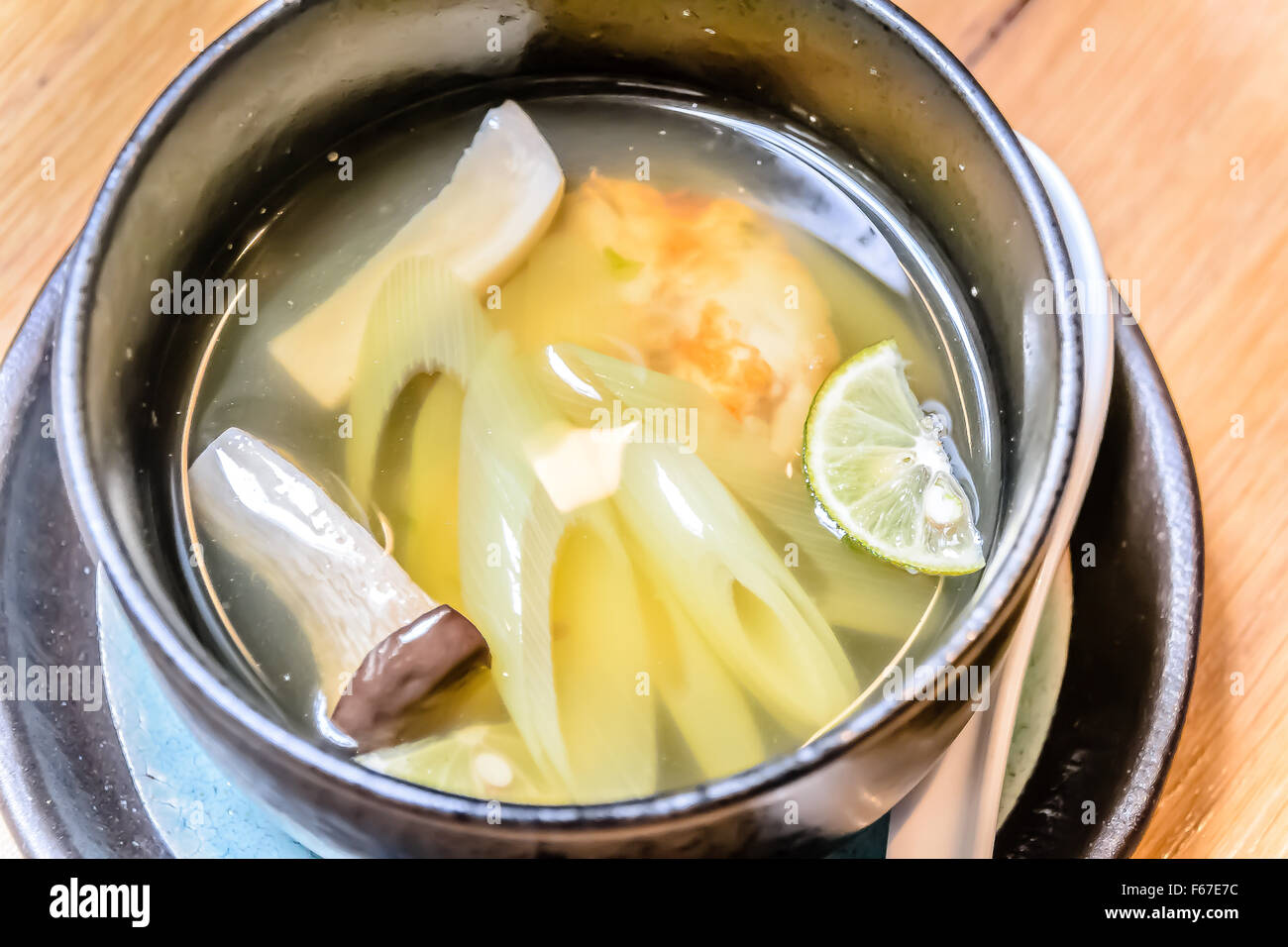 Pour Yakifugu Namanori Shitate Soupe poisson grillé et d'algues fraîches aux Champignons grillés avec de la soupe de poireaux, et gâteau de riz Banque D'Images