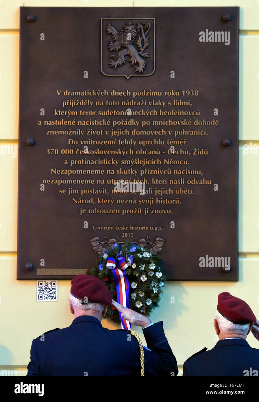 Une plaque commémorant les Tchèques, Juifs et anti-nazis d'esprit d'allemands expulsés de la frontière tchécoslovaque après la signature des accords de Munich en 1938 a été dévoilée aujourd'hui, le jeudi, 12 novembre 2015 à Prague, la gare Masaryk où nombre des personnes expulsées ont été d'arriver à l'automne 1938. Basé sur l'accord de Munich, où l'allemand, italien, britannique et française ont signé le 30 septembre 1938, la Tchécoslovaquie avait à céder Sudètes, ou ses régions frontalières avec une dominante de la population allemande, à l'Allemagne hitlérienne. La plaque a été dévoilée en présence et sous l'ae Banque D'Images